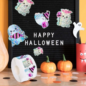 Gros plan d'autocollants fantômes holographiques d'Halloween avec citrouilles