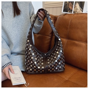 Vue détaillée d'un sac hobo punk marron foncé avec œillets métalliques et rivets argentés