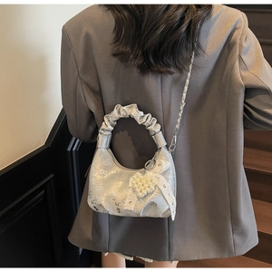 Sac à main plissé argenté avec breloque cœur en perles et nœud en dentelle, accessoire chic
