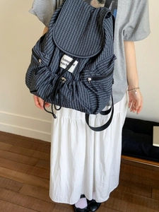 Zaino leggero a quadri neri e grigi con coulisse e tasche multiple con cerniera