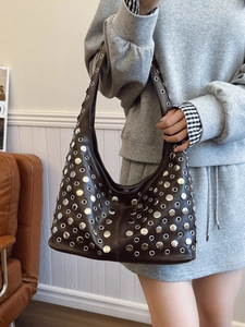 Sac à Bandoulière Hobo Style Punk pour Femme Cuir PU Rivets Oeillets Grande Capacité Sac Fourre-tout Sous le Bras Décontracté Chic