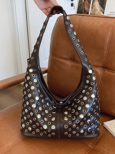 Sac seau hobo punk marron foncé orné de rivets argentés et œillets pour femme