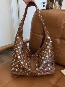 Sac seau hobo punk en cuir marron avec rivets argentés et large bandoulière