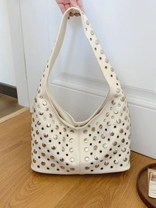 Sac seau punk crème avec rivets et œillets en métal argenté vu de face complète