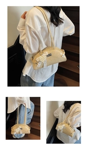 Détail du sac bowling beige avec breloque cœur perlé et nœud en dentelle sur escalier