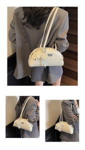 Détail du sac bowling crème avec pendentif cœur en perles et nœud en dentelle élégant