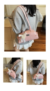 Gros plan du sac en cuir rose orné d'un nœud en dentelle et d'un pendentif cœur perlé