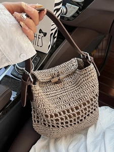 Borsa tote in paglia intrecciata con tracolla in pelle e bottone in legno a corno