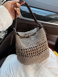 Borsa tote in paglia intrecciata a mano con tracolla in finta pelle marrone e bottone in legno
