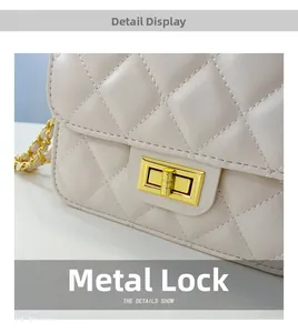 Détail du sac matelassé blanc cassé avec fermoir tournant doré et chaîne métallique chic