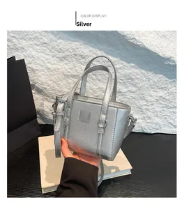 Dettaglio della mini borsa a secchiello argento con finitura metallica e cuciture fini