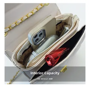 Vue intérieure du sac beige matelassé montrant les compartiments pour téléphone