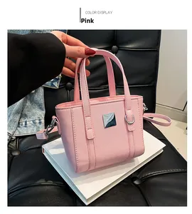 Dettaglio della borsa a secchiello rosa con trama incrociata e dettagli in argento
