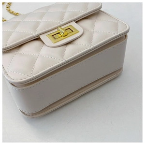 Vue détaillée du petit sac matelassé beige avec fermoir doré et bandoulière chaîne