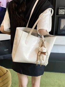Sac cabas blanc en similicuir crocodile avec pendentif ours pour le quotidien