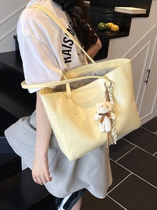 Sac fourre-tout crème minimaliste avec texture croco et charmant ours en peluche