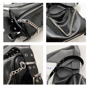 Détails du sac à bandoulière en cuir ciré noir avec chaîne argentée et sangle large