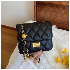 Détail du sac matelassé noir avec boucle boule dorée ajustable et fermoir tournant