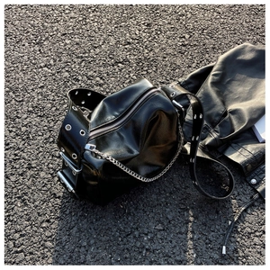 Détail du sac à bandoulière punk noir avec chaîne argentée et sangle à œillets
