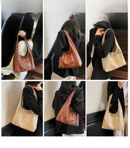 Vues détaillées des rivets vintage sur sacs hobo en cuir huilé marron et beige