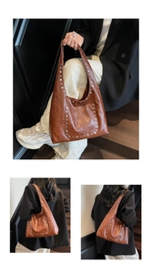 Vue détaillée des rivets métalliques argentés sur un sac bandoulière marron vintage effet cuir