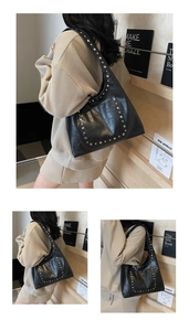 Détails de la texture du cuir ciré noir et des rivets argentés sur un sac à bandoulière rétro