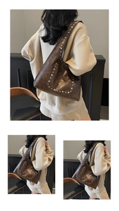Détail du sac hobo en cuir huilé marron foncé avec rivets argentés et bandoulière large