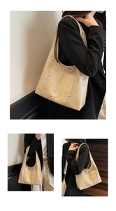 Vues détaillées d'un sac hobo beige avec rivets argentés et finition cirée vintage sur modèle