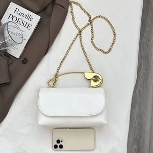 Sac bandoulière en cuir verni blanc avec poignée épingle à nourrice dorée et chaîne