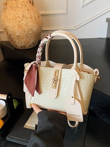 Sac Seau Tissé en Cuir PU pour Femmes Avec Décoration de Foulard Fermeture à Verrou Grande Capacité Sac à Main Urbain