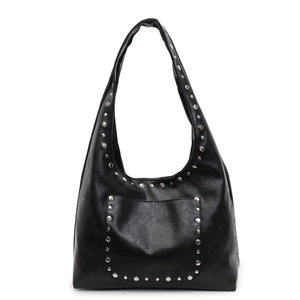 Détails des rivets argentés sur sac hobo en cuir ciré noir au style punk et vintage