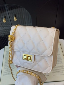 Sac bandoulière beige matelassé avec chaîne dorée et boule de réglage en métal doré