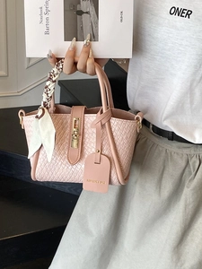 Sac à main rose texture tissée avec fermoir doré et foulard de soie élégant