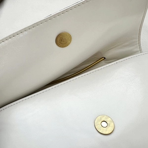 Petit sac à bandoulière blanc en cuir avec fermoir magnétique doré et texturé
