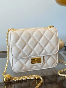 Sac bandoulière élégant en cuir crème matelassé avec chaîne dorée et fermoir rotatif