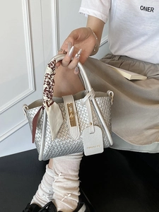 Sac fourre-tout tissé argenté avec fermoir en métal et foulard en soie pied-de-poule