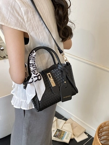 Sac seau tressé noir avec boucle en métal, bandoulière et foulard décoratif élégant