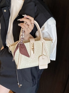 Sac seau tissé beige avec poignée en foulard de soie et fermoir doré chic à tournant