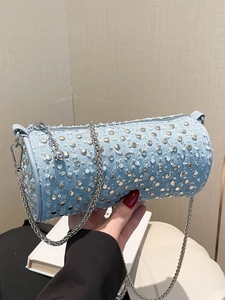 Sac cylindrique en denim bleu clair avec clous argentés et chaîne en perles