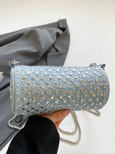 Sac cylindre en jean bleu avec clous argentés et bandoulière chaîne pour femme