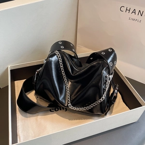 Sac à Épaule en Cuir PU Mode Femme Brillant Design de Niche Sac à Bandoulière Avec Chaîne Argentée Sangle à Oeillets Métalliques