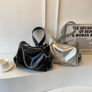 Sacs cabas chics en cuir brillant noir et argent avec chaîne en métal et œillets