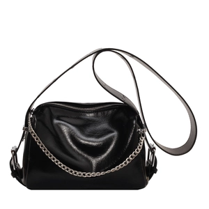 Sac bandoulière en similicuir noir tendance avec chaîne argentée et large sangle sur blanc