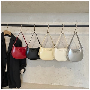 Détails de cinq sacs à bandoulière tendance avec nœud en rouge, noir, beige, crème et gris