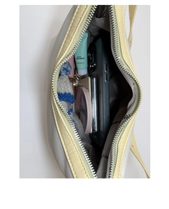Vue de dessus de l'intérieur du sac crème montrant l'espace pour téléphone et maquillage