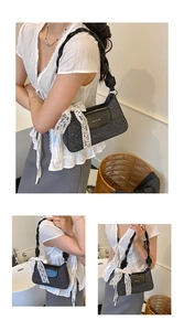 Détail du sac sous les aisselles à paillettes noires avec nœud en dentelle et anse