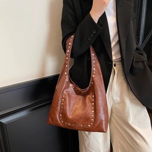 Sac à Épaule en Cuir PU Vintage pour Femmes Décoration de Rivets Grande Capacité Sac Hobo Fourre-tout Style Wasteland Sac Sous le Bras