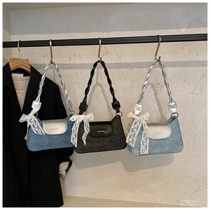 Trois sacs rétro en denim avec bretelles tissées et nœuds décoratifs en dentelle blanche