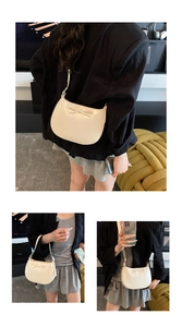 Vue détaillée d'un sac demi-lune blanc crème avec une décoration élégante en nœud 3D