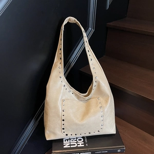 Sac hobo beige en cuir ciré avec rivets argentés et bandoulière de style punk urbain